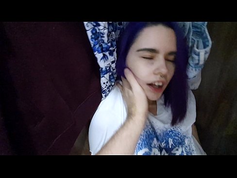 ❤️ 在衣柜里发现我的妹妹并帮助她射精 Sex video﹏﹏